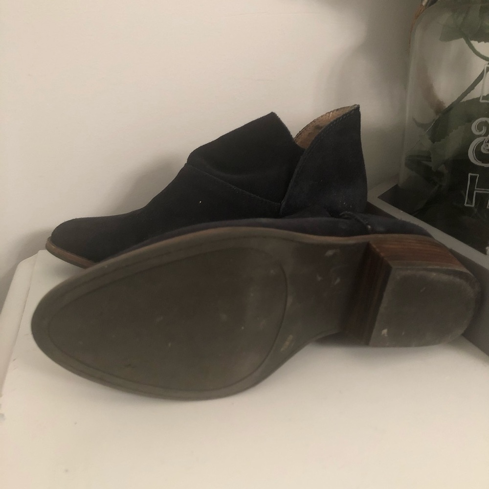 💥Navy Lucky Brand Suede Booties. 💥 - Picture 6 of 6